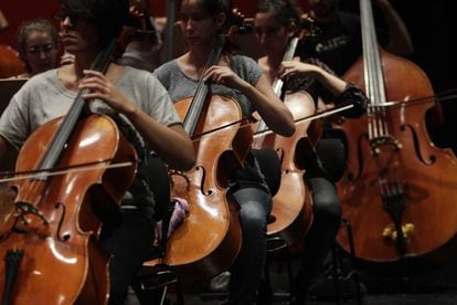 M&uacute;sicos de la Jorcam, durante un ensayo.