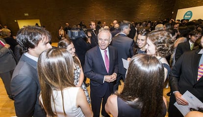 Isidro Fainé, presidente de la Fundación La Caixa, junto a un grupo de becarios.