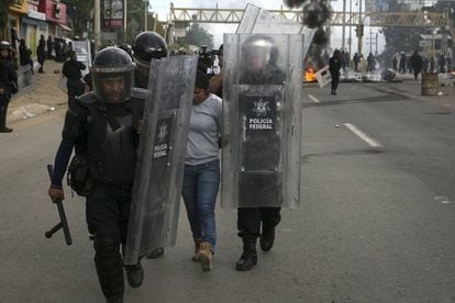 Tres polic&igrave;as Federales durante las manifestaciones de maestros del fin de semana pasado en Oaxaca