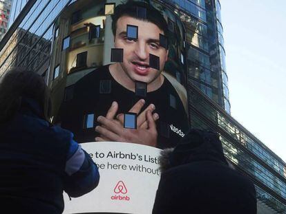 Brian Chesky, consejero delegado de Airbnb, en un vídeo proyectado sobre la fachada de la sede del Nasdaq en Nueva York, este jueves.