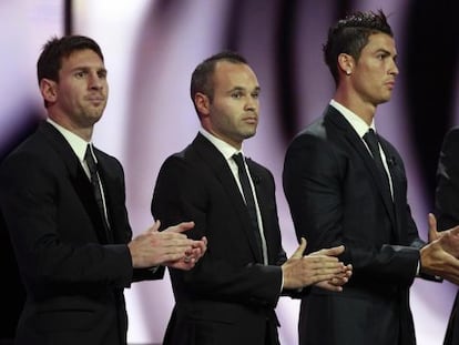 
 Messi, Iniesta y Cristiano durante la entrega del galard&oacute;n al mejor jugador europeo de 2012.