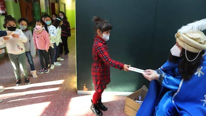 Una niña entrega su carta al paje de los Reyes Magos el último día de clase en en el colegio El Valles de Terrasa.
