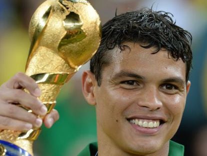 Thiago Silva, con la Copa Confederaciones tras la victoria.