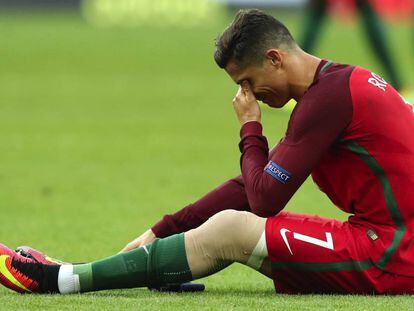 Cristiano Ronaldo llora al abandonar el campo.