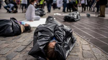 Acción de denuncia en la Puerta del Sol por la muerte de personas mayores en residencia durante la primera ola de covid-19, organizada por Marea Residencias el 24 de abril de 2021.