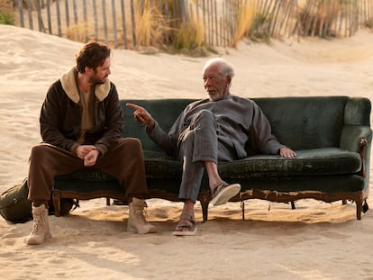 Dan Stevens y Morgan Freeman, en un capítulo de 'Solos'.