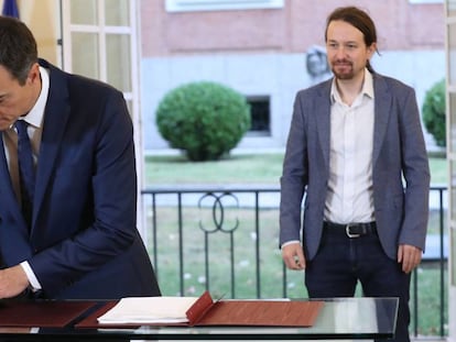  El presidente del Gobierno, Pedro S&aacute;nchez (i), y el secretario general de Podemos, Pablo Iglesias, durante la firma hoy en el Palacio de la Moncloa del acuerdo sobre el proyecto de ley de presupuestos para 2019.