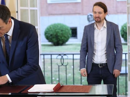  El presidente del Gobierno, Pedro Sánchez (i), y el secretario general de Podemos, Pablo Iglesias, durante la firma hoy en el Palacio de la Moncloa del acuerdo sobre el proyecto de ley de presupuestos para 2019.