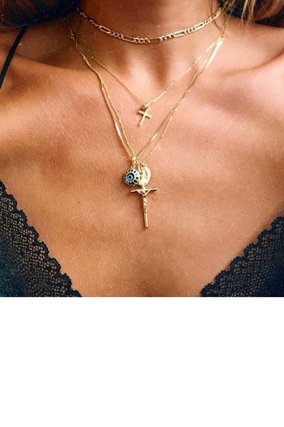 ¿Quién iba a decirnos que las clásicas cruces o medallas con la imagen de la Virgen María iban a convertirse en la tendencia de la temporada? ¿Quién no tiene alguna en el joyero?