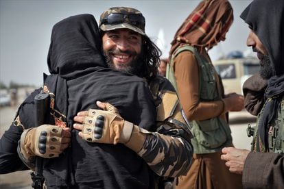 Dos talibanes se saludan en la celebración del homenaje a los muertos en la guerra.                          