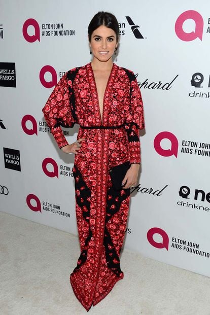 Nikkie Reed posa en la fiesta de Elton John con un vestido estampado de Naeem Khan.