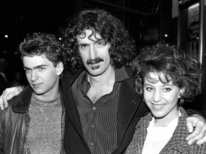 El m&uacute;sico Frank Zappa, entre sus hijos mayores, Dweezil y Moon Unit, en una imagen sin datar.