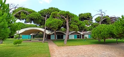 La Casa Gomis, de Antonio Bonet Castellana, en su fachada que mira al mar.