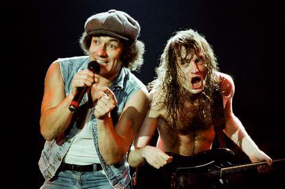 Brian Johnson y Angus Young en un concierto de AC/DC en Londres en 1986.