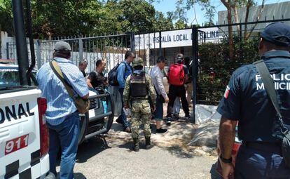 Los cuatro soldados detenidos son ingresados a las instalaciones de la Fiscalía de Salina Cruz, en Chiapas.