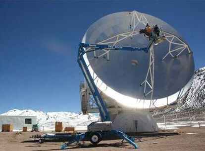 La antena del observatorio Apex está situada en los Andes chilenos