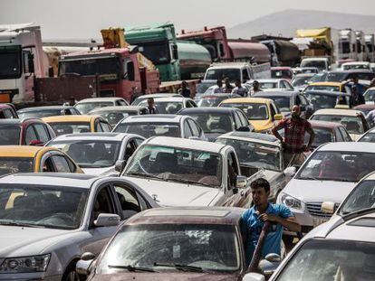 Iraquíes que huyen de Mosul, en un control en Kalak.