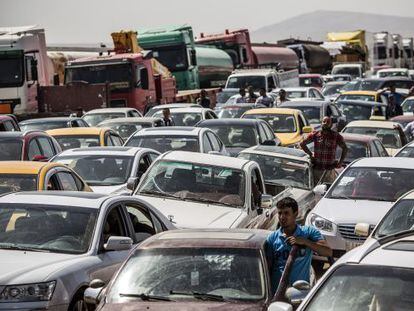 Iraqu&iacute;es que huyen de Mosul, en un control en Kalak. 