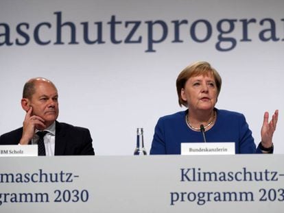 El ministro de Finanzas de Alemania, Olaf Scholz y la canciller Angela Merkel tras la reunión en Berlín, sobre las medidas para combatir el cambio climático.