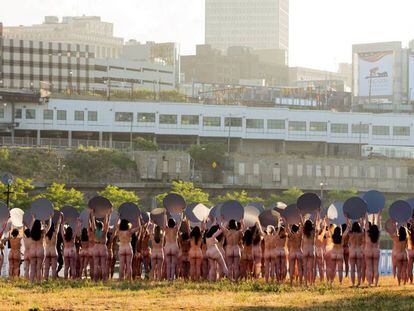 La multitudinaria protesta nudista dirigida por Spencer Tunick.