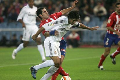 Antonio López hace penalti a Raúl, jugada en la que fue expulsado el rojiblanco.