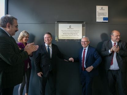 Emiliano García-Page, este viernes durante la inauguración de un centro de salud en Campillo de Altobuey (Cuenca).