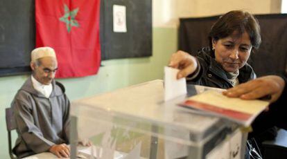 Una mujer vota en un colegio electoral en Rabat, Marruecos.