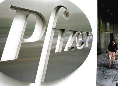 Una mujer camina en frente de la sede mundial de Pfizer en Nueva York.
