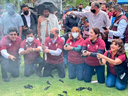 Los seis alcaldes morenistas de Ciudad de México, durante el polémico acto 'Ajolotón' en Xochimilco, el 16 de febrero.