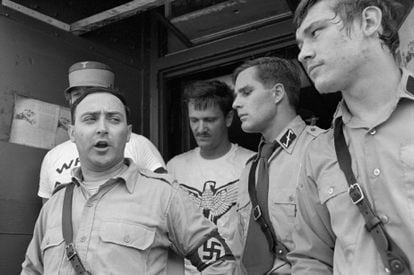 El líder neonazi Frank Collin en 1977, a la salida del juicio donde se le prohibió desfilar en Skokie, localidad de Illinois con gran porcentaje de población judía.
