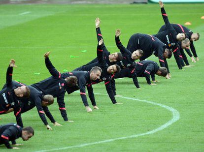 Los jugadores de la selección de fútbol de Polonia entrenan en el estadio de Varsovia.