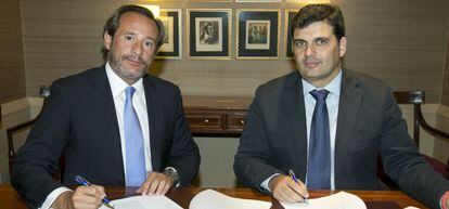 Ramón Betolaza, socio director de BTC, en la firma junto a Rafael Contreras, presidente de Carbures.