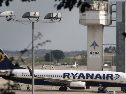 Un avi&oacute;n de Ryanair en Girona