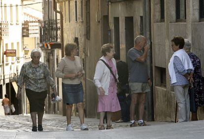 Vecinos de la villa de Orduña conversan en la calle, un día después del terremoto.