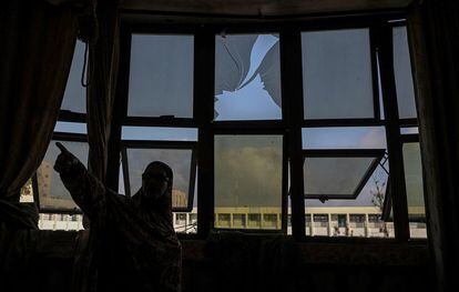 Una mujer observa los daños en su casa tras un ataque aéreo israelí en la zona norte de la Franja de Gaza (Palestina).