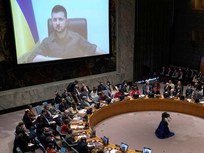 El presidente ucranio, Volodímir Zelenski, se dirigía el martes por videoconferencia al Consejo de Seguridad de la ONU, reunido en Nueva York.