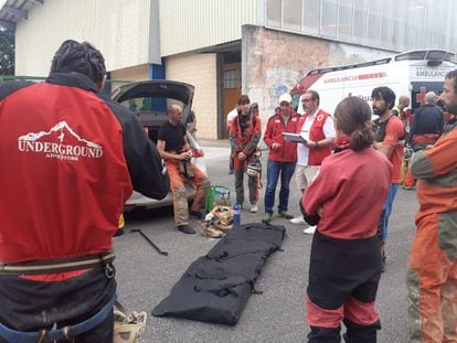Fotografía de los miembros del dispositivo de rescate para localizar al espeleólogo francés que ha quedado atrapado en una cueva en exploración en Soba (Cantabria) este jueves.