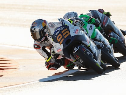 El piloto de moto 3, Coliin Veijer , durante los entrenamientos libres en el circuito Ricardo Tormo de Cheste (Valencia).