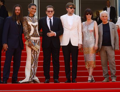 Albert Serra, de blanco, junto a los actores Pahoa Mahagafanau, Benoît Magimel y la productora Montse Triola, en la alfombra roja de 'Pacifiction' en Cannes el jueves por la tarde.
