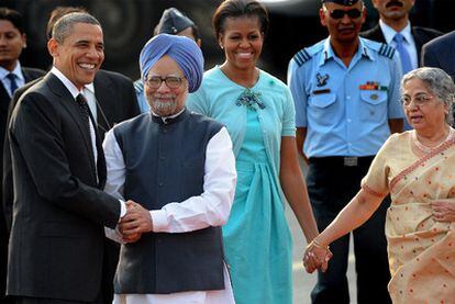 El presidente de Estados Unidos, Barack Obama, y su esposa, Michelle, ayer en el aeropuerto de Nueva Delhi con el primer ministro indio, Manmohan Singh, y la esposa de este.