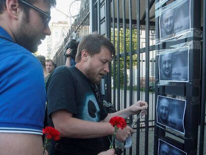 Activistas fijan retratos de Babchenko en la Embajada rusa en Kiev.