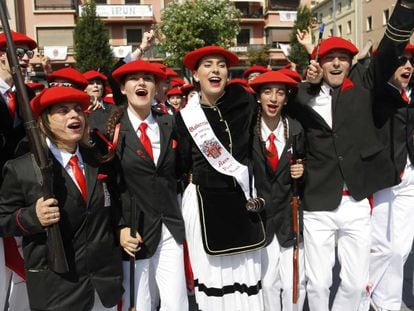 Integrantes del alarde mixto celebran hoy su participación en el desfile de Irún.