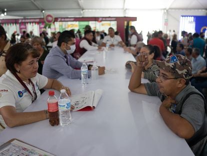 Beneficiarios piden informes en la Feria Afores del Zócalo de Ciudad de México, en julio de 2023.