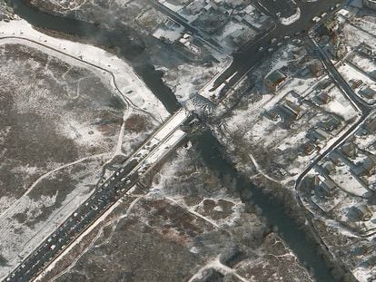 Imagen satélite del puente dañado sobre el río Irpin, en Irpin, al oeste de Kiev, el 8 de marzo. La caravana de coches son civiles que intentan salir de la localidad, muy castigada por las bombas.