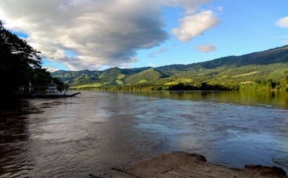 El río Huallaga es uno de los accidentes geográficos que hay que salvar -en una plataforma, no hay puente- para llegar desde la principal ciudad de la región de San Martín, Tarapoto, hasta la turística localidad de El Sauce. En las riberas se pueden observar zonas deforestadas (en verde más claro).