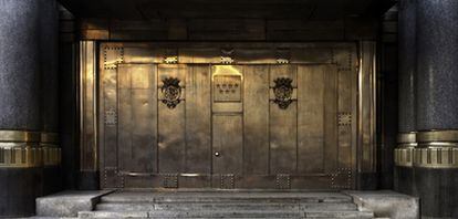 Puerta de entrada a la sala Alcalá 31, que fue el Banco Mercantil e Industrial.