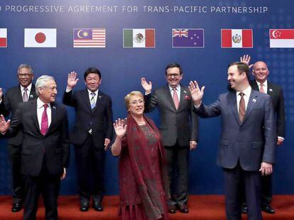 Foto de familia antes de firmar el Acuerdo Integral y Progresivo para la Asociación Transpacífico (TPP 11) en Santiago de Chile. 