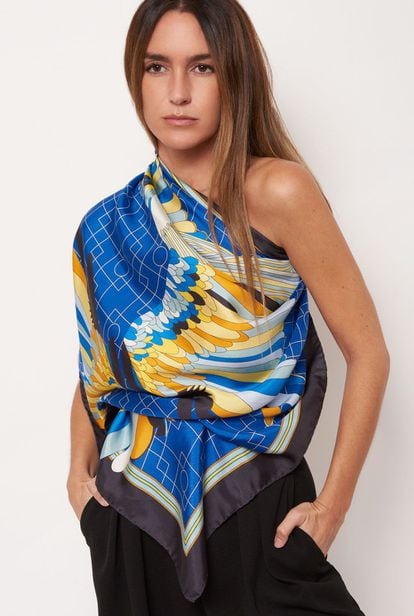 Este pañuelo de seda está confeccionado en España y sus colores y diseño tienen una y mil posibilidades para llevarlo acompañando un vestido o una camiseta o en solitario. Es de Silko Spain.

150€