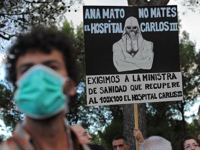 Protesta en la puerta del Hospital Carlos III de Madrid, el pasado 8 de octubre.
