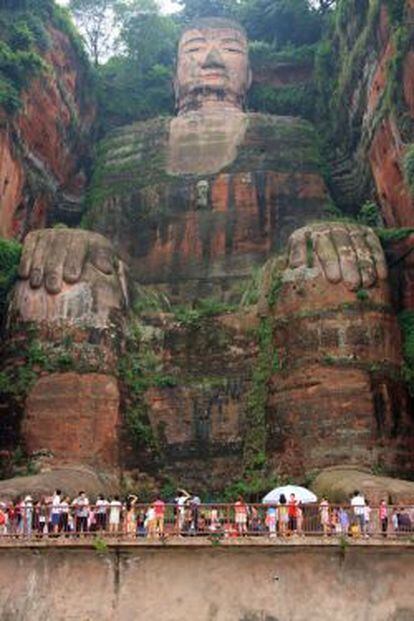 El Gran Buda de Leshan, una estatua gigante esculpida en un peñasco en el siglo VIII, da fama al monte Emei, en el suroeste de China.